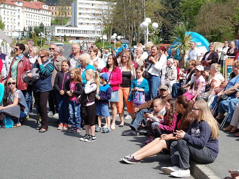 PESTRÝ PROGRAM. Letošní lázeňskou sezonu v Léčebných lázních Jáchymov zahájila nejen hudba a tanec, ale diváky potěšilo i skvělé vystoupení ostrovských mažoretek. Oslavy se konaly po celý víkend.