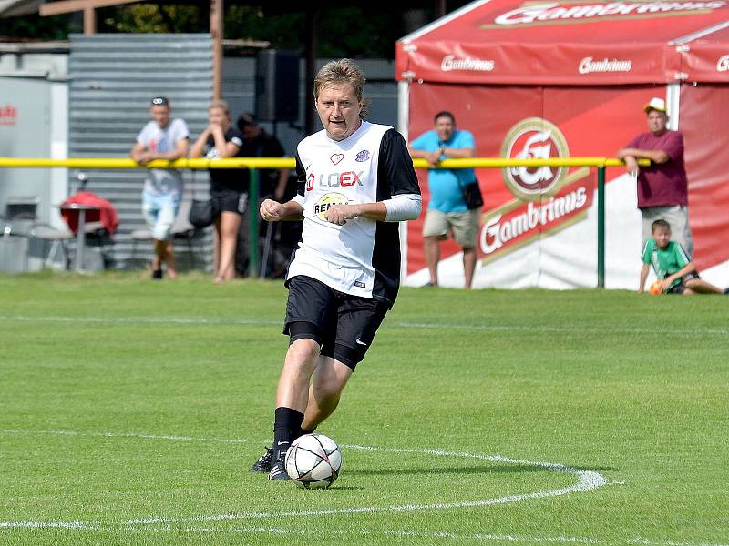 Mezinárodní filmový festival Karlovy Vary není pouze o filmech, ale také o zábavě a sportu, a tak v rámci 52. ročníku MFF byla k vidění na dvorském stadionu přehlídka nejen sportovních celebrit.