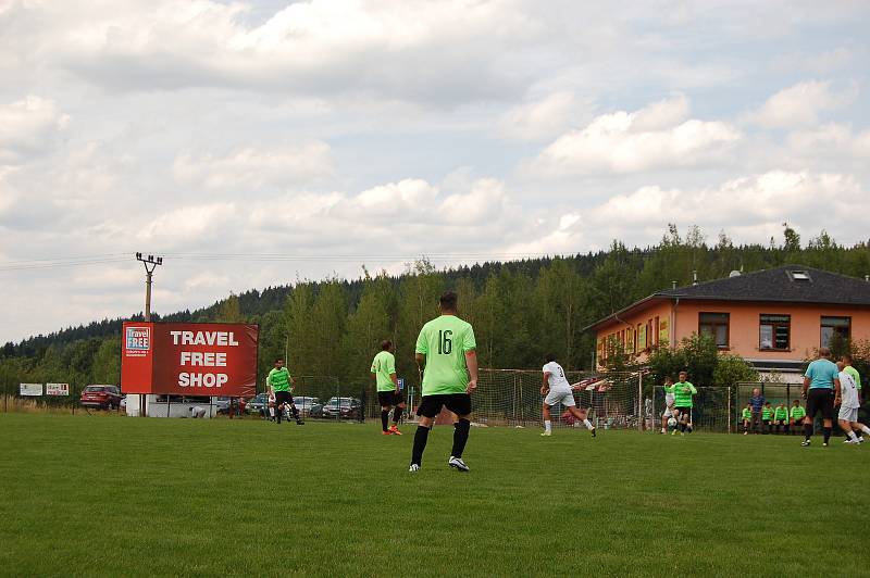 SIGI TEAM PROTI POTŮČKŮM se postavil na sobotní benefici. Zápas nakonec skončil 10:4 ve prospěch fotbalových hvězd, o výsledky tu ale vůbec nešlo.