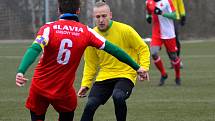 Jediné utkání odehráli hráči karlovarské Slavie, kteří slavili výhru 4:0 nad týmem Vintířova (ve žlutém).