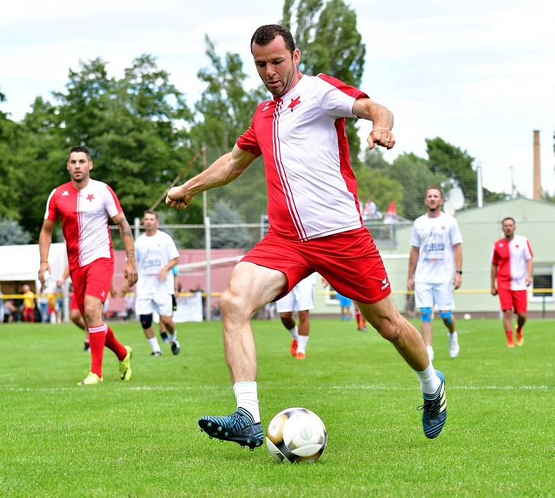 Benefiční turnaj ve Dvorech ovládl výběr Real Top Praha (v bílém), druhé místo připadlo VTJ Karlovy Vary (ve žlutém) a bronz brala Slavia Karlovy Vary.