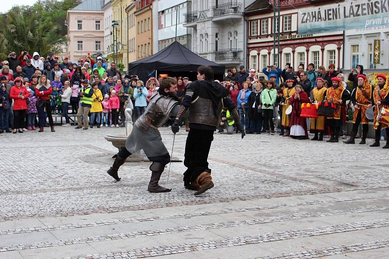 Zahájení 662. lázeňské sezony v Karlových Varech mělo na programu žehnání pramenů i průvod Karla IV. městem