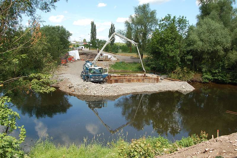 V Doubí v Karlových Varech pokračují stavbaři s realizací nového mostu. Ten má nahradit původní, který byl odstraněn letos na jaře kvůli havarijnímu stavu. Do konce července by měly být postaveny pilíře, pak přijde na řadu osazování ocelových nosníků.