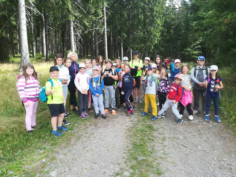Děti ze Základní školy Dukelských hrdinů v Karlových Varů v rámci unikátního příměstského tábora pořádaného kvůli covidu poznávají Karlovarsko a jeho přírodu.