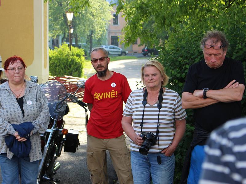 Zhruba čtyřicet lidí v Horní Blatné na Karlovarsku podpořilo  Milion chvilek pro demokracii. Na setkání vyzvali na dálku premiéra Babiše a ministryni Benešovou k rezignaci.