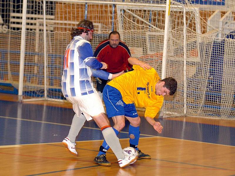 Ani v dalším dvoukole divizní soutěže karlovarský FutFet (v pruhovaném) na body nedosáhl. Nejprve podlehl plzeńskému Do Dna (ve žlutém) 2:4, a poté si na své konto připsal prohru s Lochotínem (v černobílém) v poměru 1:8.