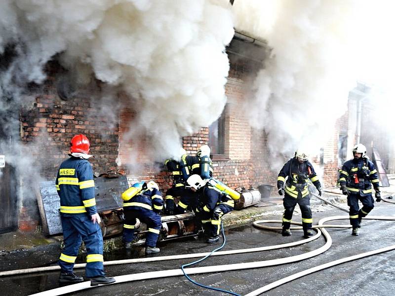 Požár truhlárny v Nejdku.