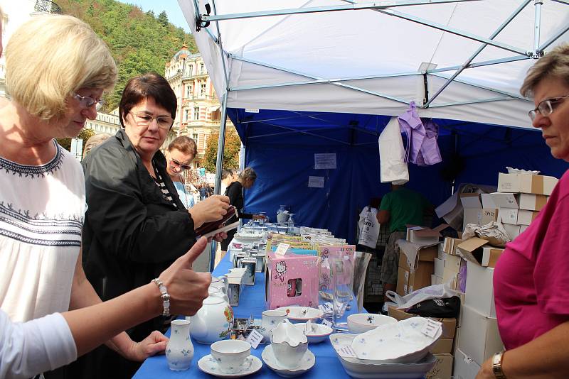 Porcelán i folklor láká stovky lidí.