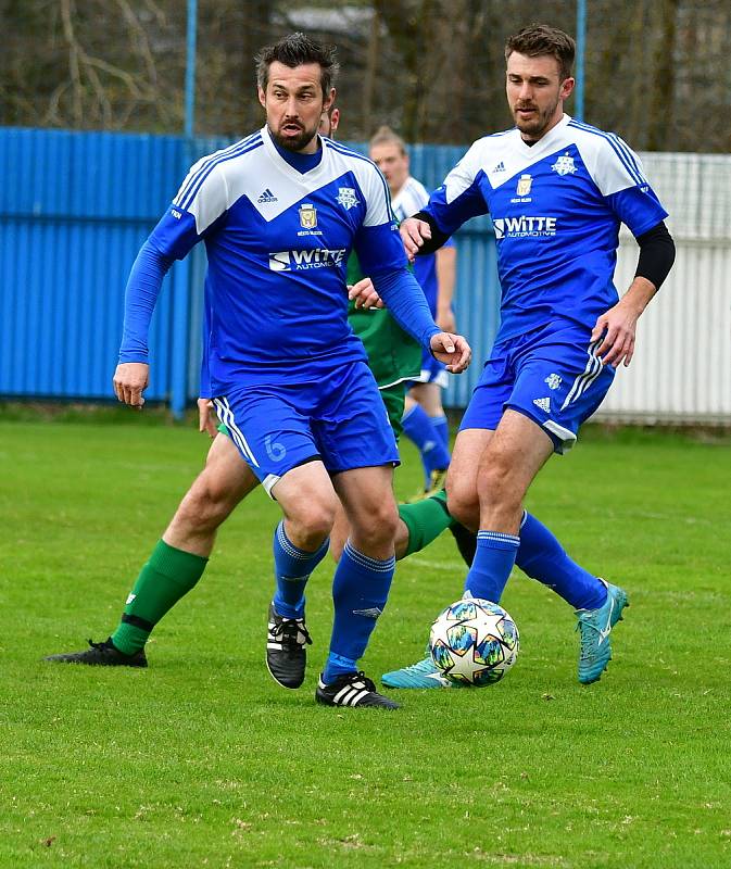 Březová (v zeleném) uspěla v dohrávce v Nejdku, vyhrála 3:1.