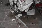 Redaktoři Deníku prošli bývalý areál pivovaru. Je plný odpadků, ale i potřeb pro narkomany. V odstavených kamionech bydlí bezdomovci. Foto: Dominik Hron