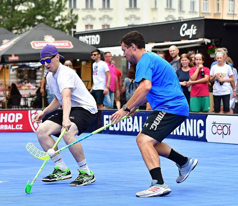 Sandále v tripu si vystřílely před lázeňským hotelem Thermal triumf v rámci varské Street Floorball League 2020.