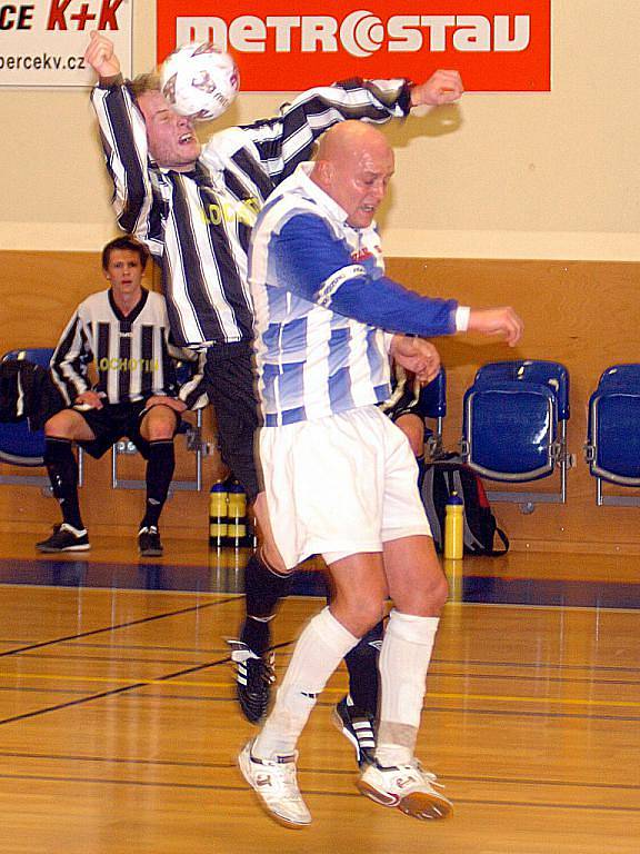 Ani v dalším dvoukole divizní soutěže karlovarský FutFet (v pruhovaném) na body nedosáhl. Nejprve podlehl plzeńskému Do Dna (ve žlutém) 2:4, a poté si na své konto připsal prohru s Lochotínem (v černobílém) v poměru 1:8.