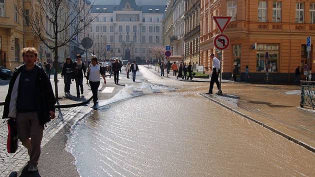 Prasklý vodovodní řád způsobil, že se nebývalý proud vody připomínající rozvodněný potok řítil ulicemi města. Části Moskevské, Bělehradské a Jaltské ulice byly během chvíle zatopeny.