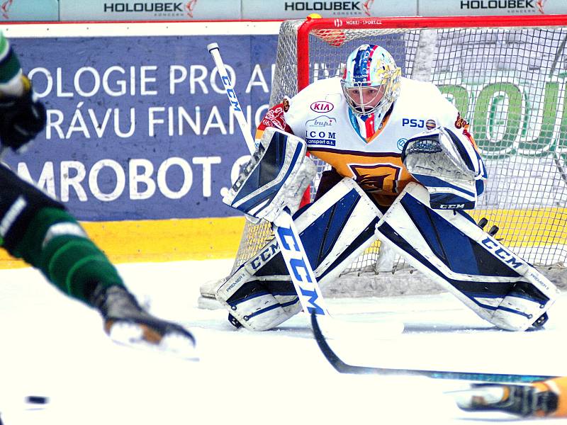 Hokejisté HC Energie (v zeleném) hostili Jihlavu. Josef Kořenář