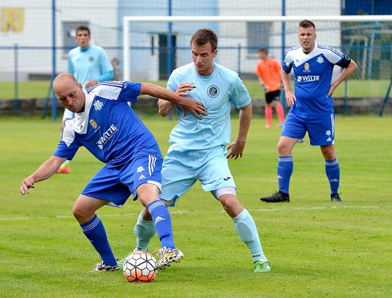 Divizní Chomutov (ve světlém) potvrdil své kvality, když na hřišti Nejdku (v modrém) urval výhru 3:1, čímž si zajistil postup do prvního kola MOL Cupu, ve kterém v sobotu 22. července bude hostit od 17.00 hodin Vyšehrad.