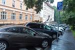 Parkovací místa v Bezručově ulici bývají vždy téměř stoprocentně zaplněna.