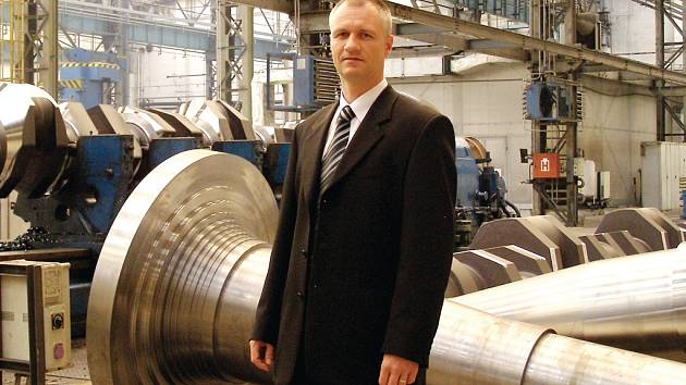 ŘEDITEL PILSEN STEEL. Generální ředitel Michal Horáček představuje prostory jedné z hal společnosti Pilsen Steel.