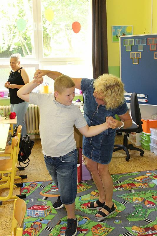 Letošní školní rok byl jiný. Kvůli koronaviru si řada dětí vylepšila své známky na závěrečném vysvědčení, nejinak tomu bylo i na Základní škole Dukelských hrdinů. Z vysvědčení měli pochopitelně největší radost prvňáčci.