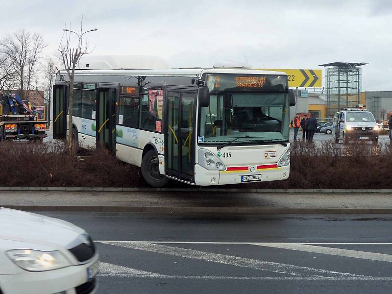 Havarovaný autobus MHD na parkovišti u Varyády.