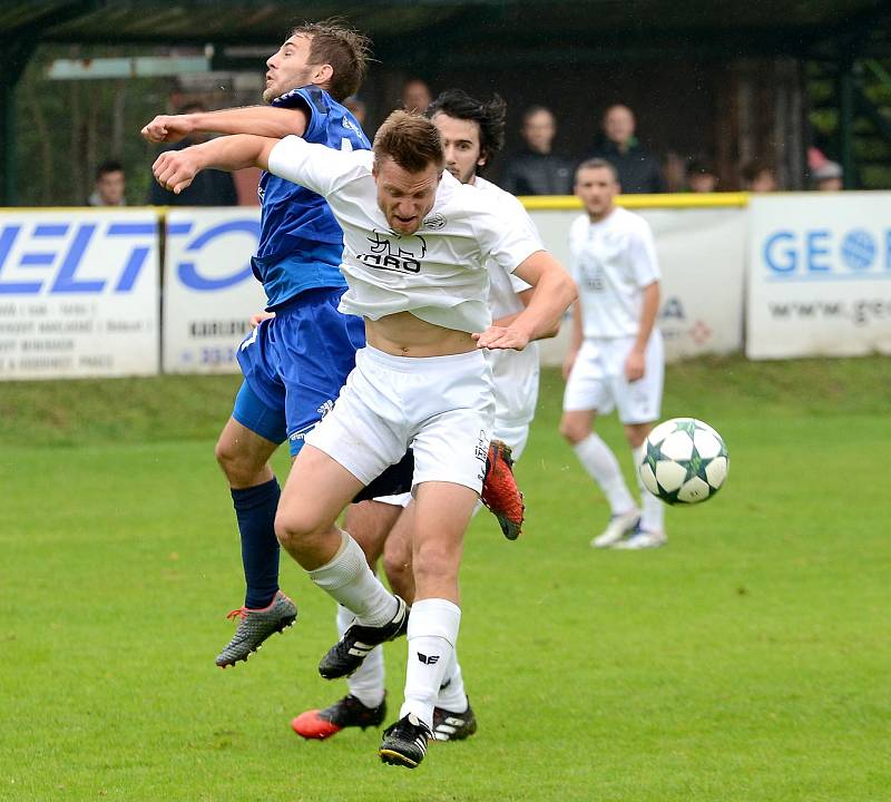 Krajské divizní derby nevyšlo hráčům Mariánských Lázní (v bílém) podle jejich představ, když museli skousnout potupnou prohru 0:6.