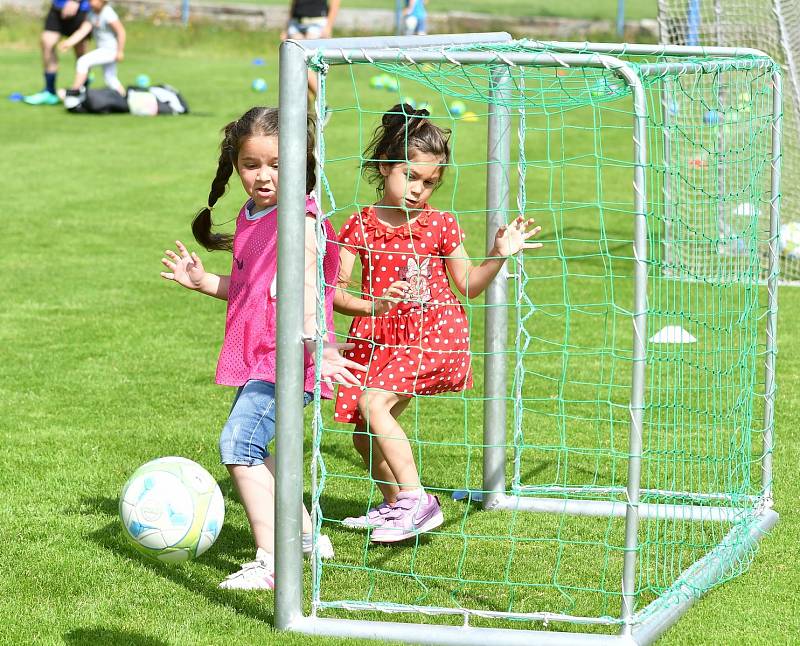 Nejdecký fotbalový stadion na Limnici se dnes prohýbal v základech. FK Nejdek se premiérově zapojil do projektu Fotbalové asociace ČR – Můj první gól.