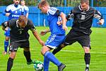 V úvodním kola krajského přeboru nejdecký FK (v modrém) nestačil na nováčka z Františkových Lázní (v černém), kterému podlehl 2:3.