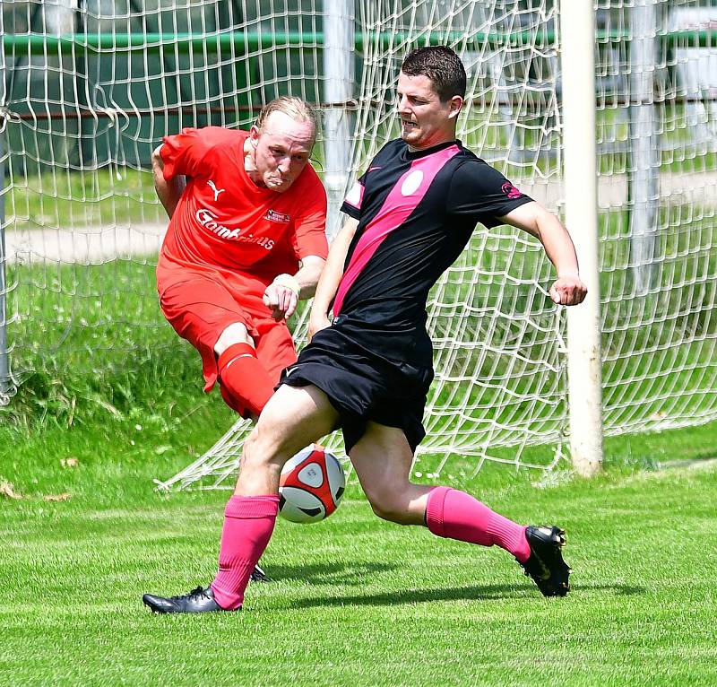 Sedlec (v červeném) deklasoval na dvorském stadionu jedenáctku Dvorů v poměru 6:2.