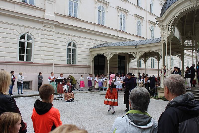 Součástí úterního programu bylo i vystoupení souboru Dyleň.