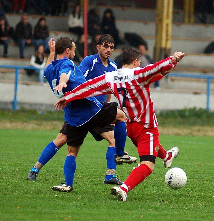 V desátém kole divizní soutěže hostil Spartak Chodov (v pruhovaném) na své půdě lídra a vedoucí tým tabulky Viktorii Jirny (v modrém). Nakonec se z výhry 3:1 radovali hosté.