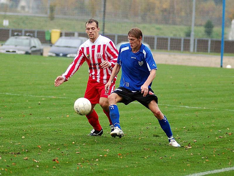 V desátém kole divizní soutěže hostil Spartak Chodov (v pruhovaném) na své půdě lídra a vedoucí tým tabulky Viktorii Jirny (v modrém). Nakonec se z výhry 3:1 radovali hosté.