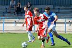 Dorostenci Sedlece (v červeném) museli skousnout na ostrovském stadionu vysokou prohru 1:15.