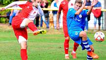 První podzimní prohru v ČFL musela skousnout po duelu se Štěchovicemi (v modrém) karlovarská Slavia, která nakonec prohrála v poměru 0:2.