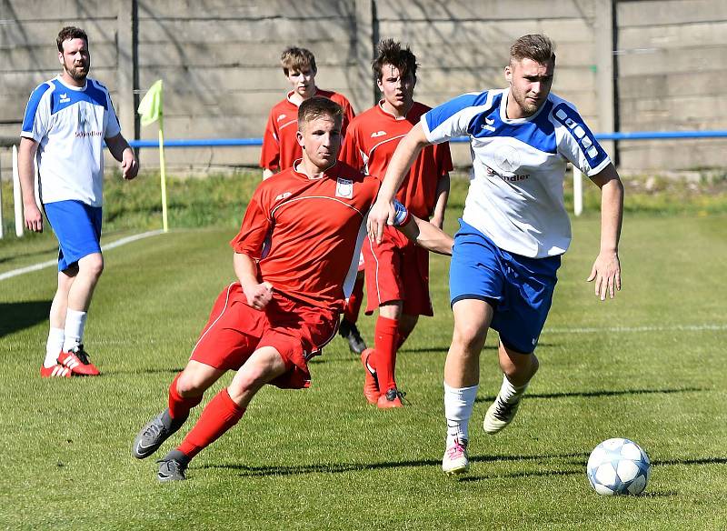 Čtvrtou výhru v řadě za sebou urval Horní Slavkov (v červeném), který tentokrát pokořil jedenáctku Staré Role 3:0.