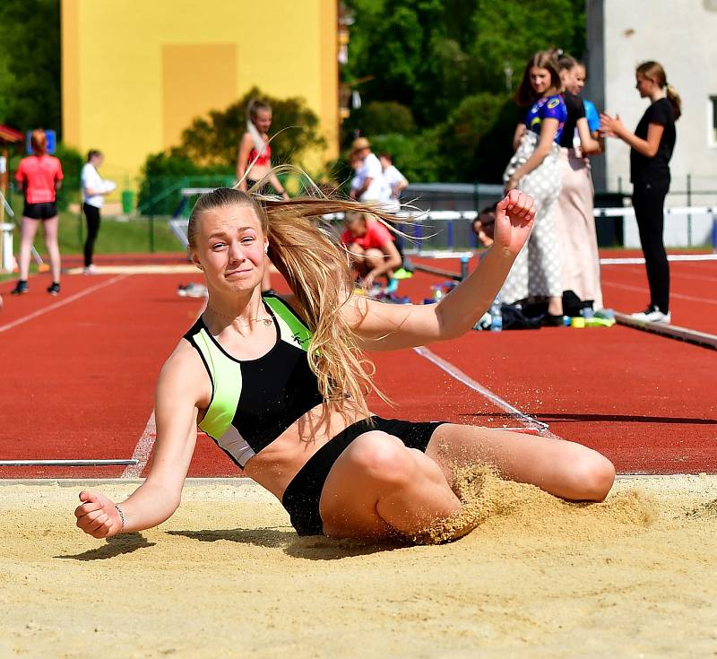 Zahájení atletické sezony v podání Atletiky Ostrov odstartují dnes na stadionu Miroslava Kitzbergera Ostrovské techniky.