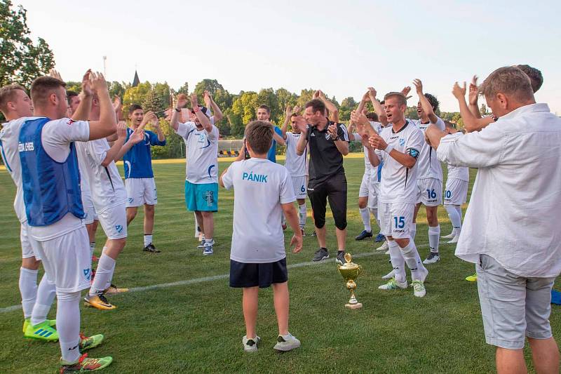 Hvězda Cheb (v bílém)  se stala vítězem krajského poháru mužů KKFS, když ve finále porazila Nové Sedlo 3:2.