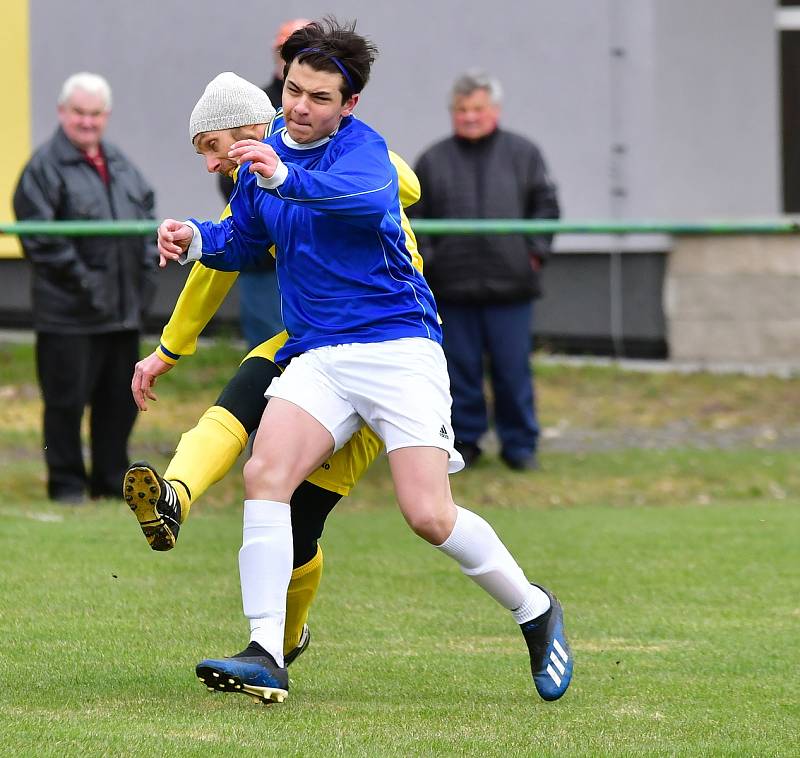 Fotbalisté Dalovic slavili vysokou výhru 6:0 nad Jáchymovem (modrém).