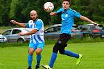 V předehrávce 5. kola skupiny B dosáhly v derby týmů z Poohří na výhru 5:1 hráči Vojkovic (v pruhovaném), kteří si bez problémů poradili s Kyselkou.