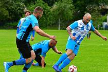 V předehrávce 5. kola skupiny B dosáhly v derby týmů z Poohří na výhru 5:1 hráči Vojkovic (v pruhovaném), kteří si bez problémů poradili s Kyselkou.