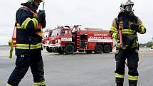 Cvičení hasičů na karlovarském letišti.
