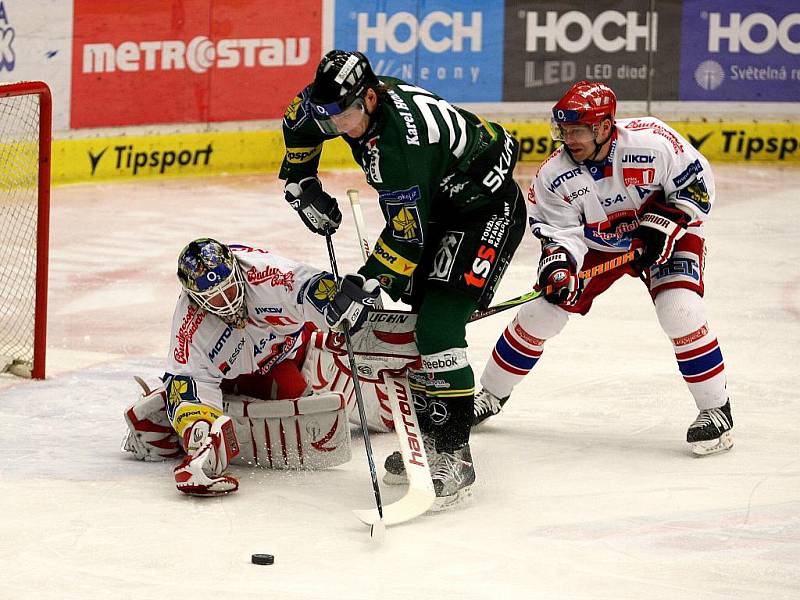 Hokejisté karlovarské Energie (v zeleném) prohráli v předehrávce 36. kola v Českých Budějovicích 0:4. Roman Turek vyráží střelu karlovarského útočníka Václava Skuhravého, zezadu kontroluje František Ptáček.