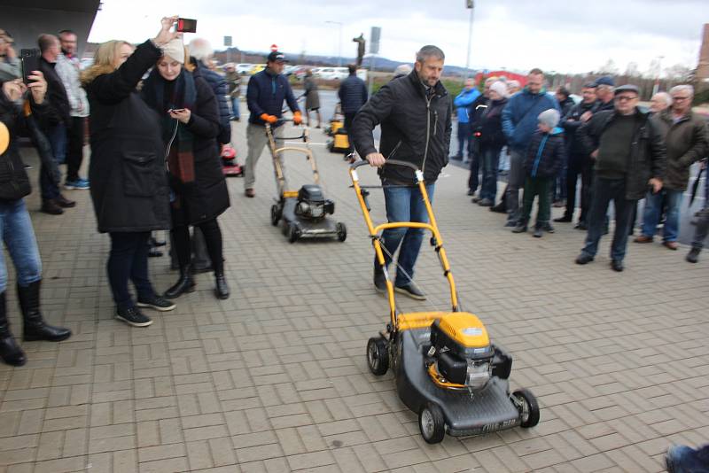 Protestní akce u karlovarského letiště.