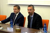 Starosta Ostrova Pavel Čekan (vlevo) a generální ředitel generální ředitel Panattoni Europe pro Česko a Slovensko Pavel Sovička 