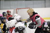 Blanka Jiskrová všechno prožívá jako učitelka prvního stupně v Karlových Varech a zároveň trenérka ledního hokeje.