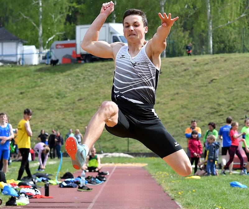 Atletický klub SC Start Karlovy Vary odstartoval ve středu 1. května novou sezonu Prvomájovými atletickými závody.