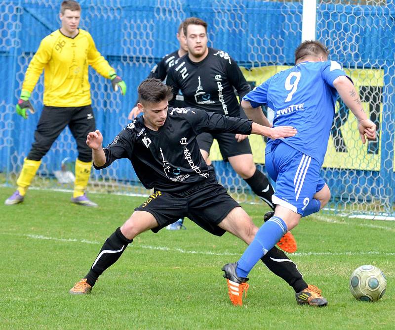 Derby. Nejdek B (v modrém) se v derby s týmem Děpoltovic (v černém) gólově nemazlil, když slavil výhru 9:0.