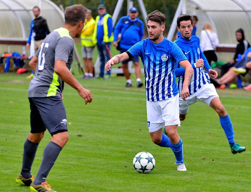 Cennou výhru 1:0 ukořistil před svými fanoušky ostrovský FK, který udolal v poměru 1:0 Mostecký FK (v šedém).