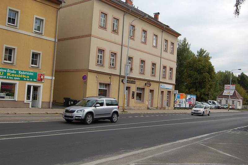 Na Rozcestí U Koníčka v Karlových Varech má vzniknout nový dopravní terminál. Nástupiště k autobusům mají být nově uprostřed vozovky. Změnou má projít i autobusové nádraží u Tržnice.