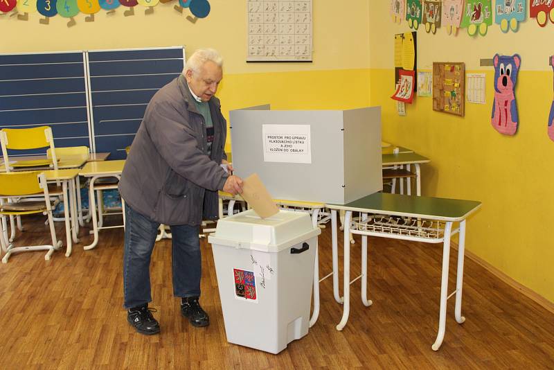 Jedna z volebních místností, kde občané Karlových Varů hlasovali v prvním místním referendu byla i v Základní škole Dukelských hrdinů.