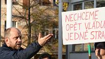 Demonstrace proti KSČM. Karlovaráci se bouří proti vítězům krajských voleb.