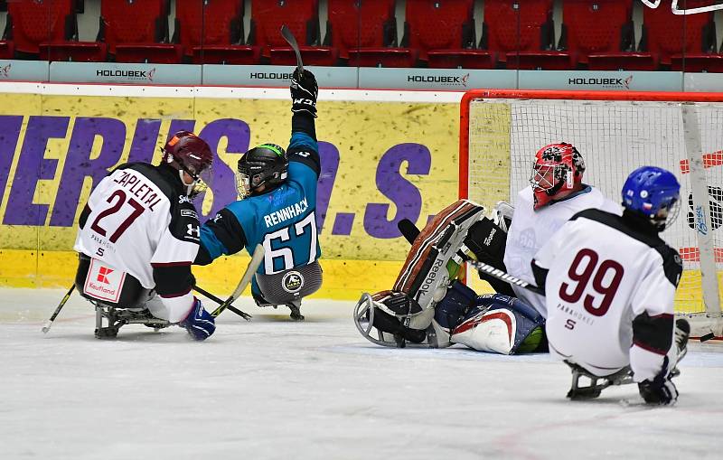 Para hokejisté SKV Sharks Karlovy Vary v souboji s pražskou Spartou urvali vysokou výhru 8:1.